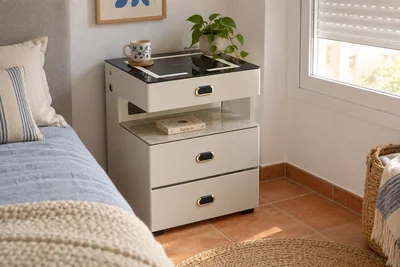 Mesita de noche con hueco abierto y almacenamiento cerrado en un dormitorio