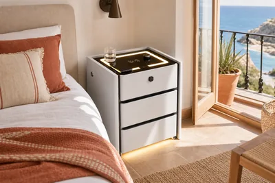 Mesita de noche inteligente en dormitorio de vivienda turística en España